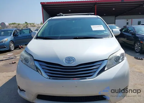 2015 Toyota Sienna Xle Premium 8 Passenger z USA, uszkodzony, nr VIN 5TDYK3DCXFS672690
